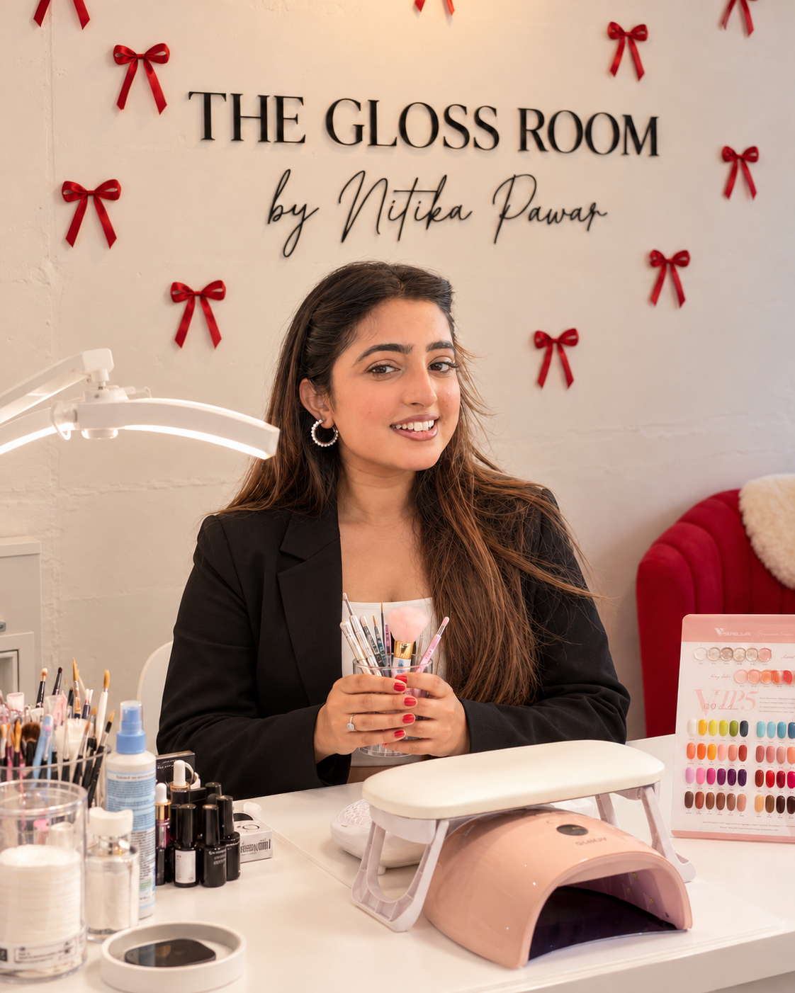 Nitika an ihrem Nageltisch